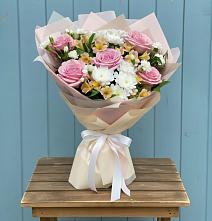 Букет цветов из:  Гвоздики, Орхидеи и Розы #REPLACE_PRED# Нижнезольском