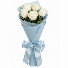 Букет 5 Белых роз Проуд в Нижнезольском