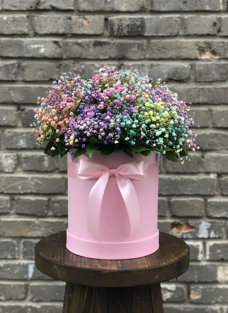 Цветочная композиция из Гипсофила и Розы в шляпной коробке в Нижнезольском