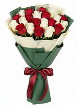 Букет Микс из красных и белых роз в Нижнезольском