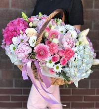 Композиция солнечный день в Нижнезольском Цветочная композиция из Розы, Хризантемы, Пионы и Лизиантусы в корзине в Нижнезольском