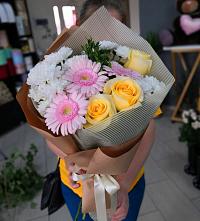 Букет цветов из:  Герберы, Розы и Хризантемы в Нижнезольском