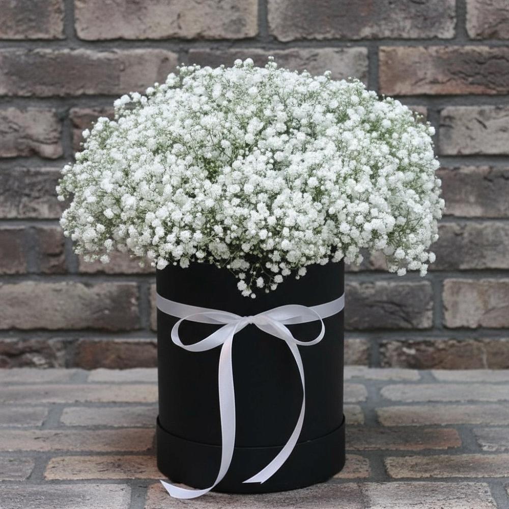 Цветочная композиция из Гипсофила в шляпной коробке в Нижнезольском