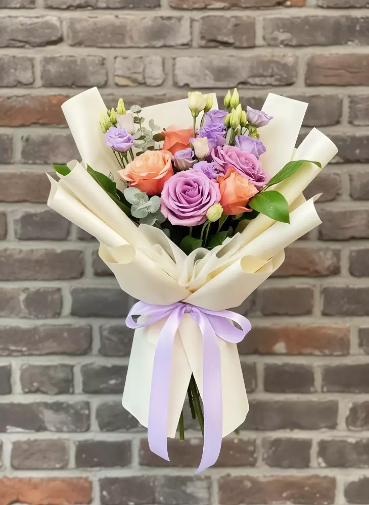 Букет цветов из: Лизиантусы и Розы в Нижнезольском