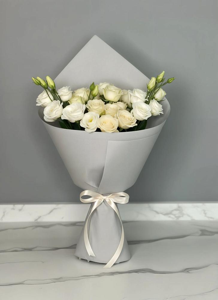 Букет цветов из: Розы и Лизиантусы в Нижнезольском