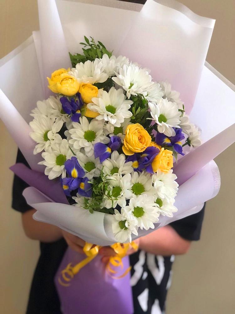 Букет цветов из: Ирисы, Хризантемы и Розы в Нижнезольском