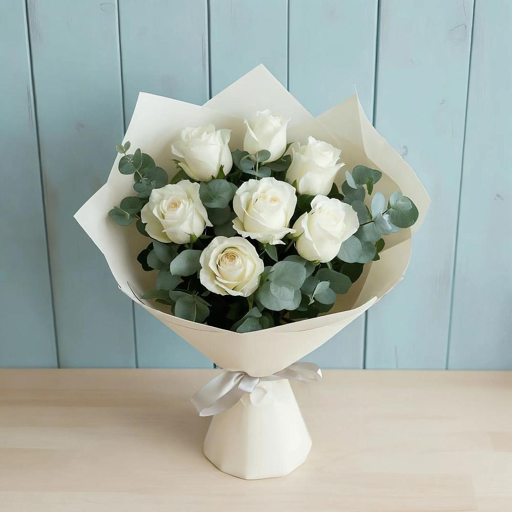 Букет Белые розы в Эвкалипте в Нижнезольском