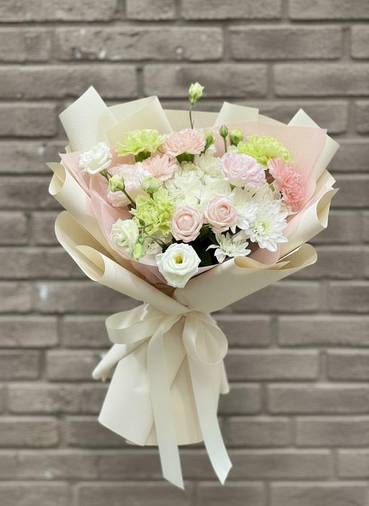 Букет цветов из: Гвоздики, Розы, Лизиантусы и Хризантемы в Нижнезольском