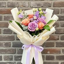 Букет цветов из:  Лизиантусы и Розы в Нижнезольском