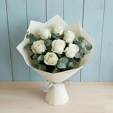 Букет Белые розы в Эвкалипте в Нижнезольском