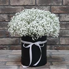 Цветочная композиция из Гипсофила в шляпной коробке в Нижнезольском