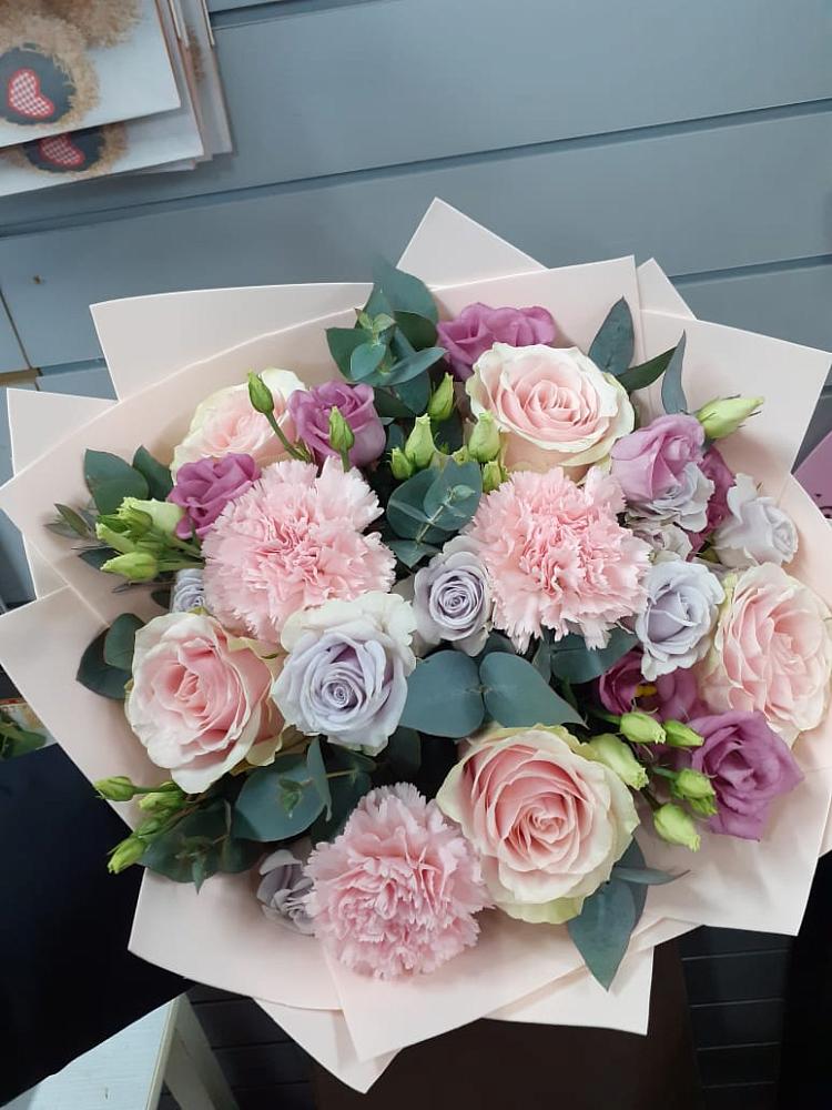 Букет цветов из: Розы, Гвоздики и Лизиантусы в Нижнезольском