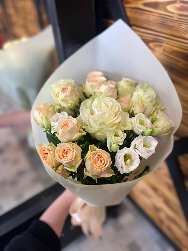 Букет цветов из: Розы и Лизиантусы в Нижнезольском