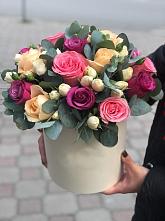 Цветочная композиция из Розы в шляпной коробке в Нижнезольском